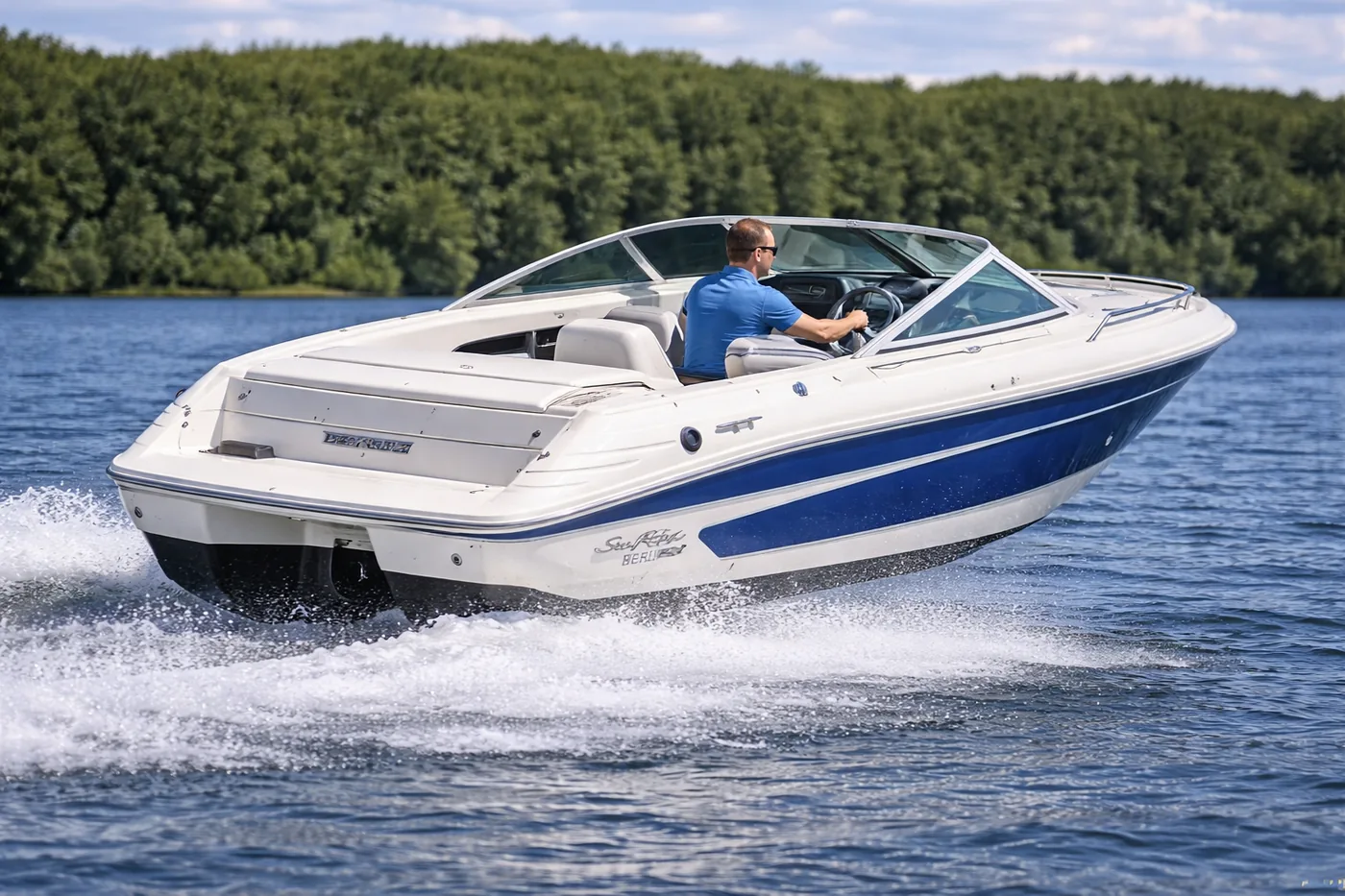 Motorówka Sea Ray 180 na wodzie
